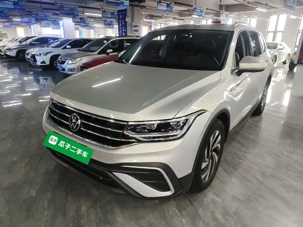 Volkswagen Tiguan L — фото 1