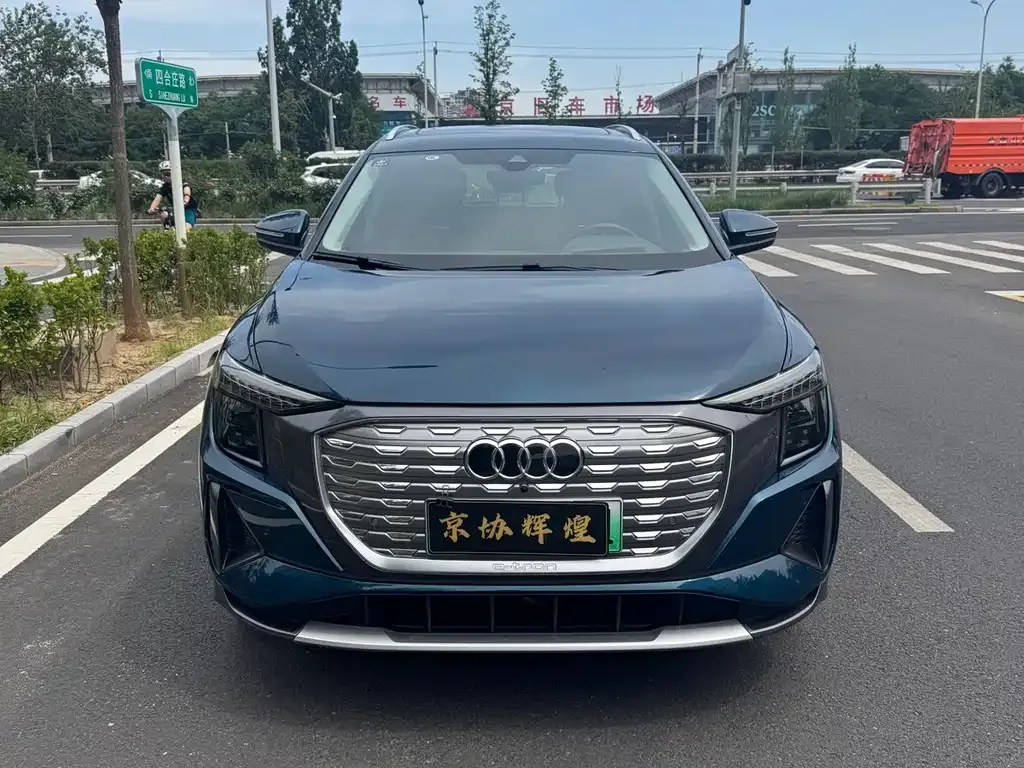 Audi Q5 e-tron — фото 1
