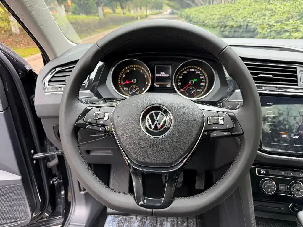 Volkswagen Tiguan L — фото 5