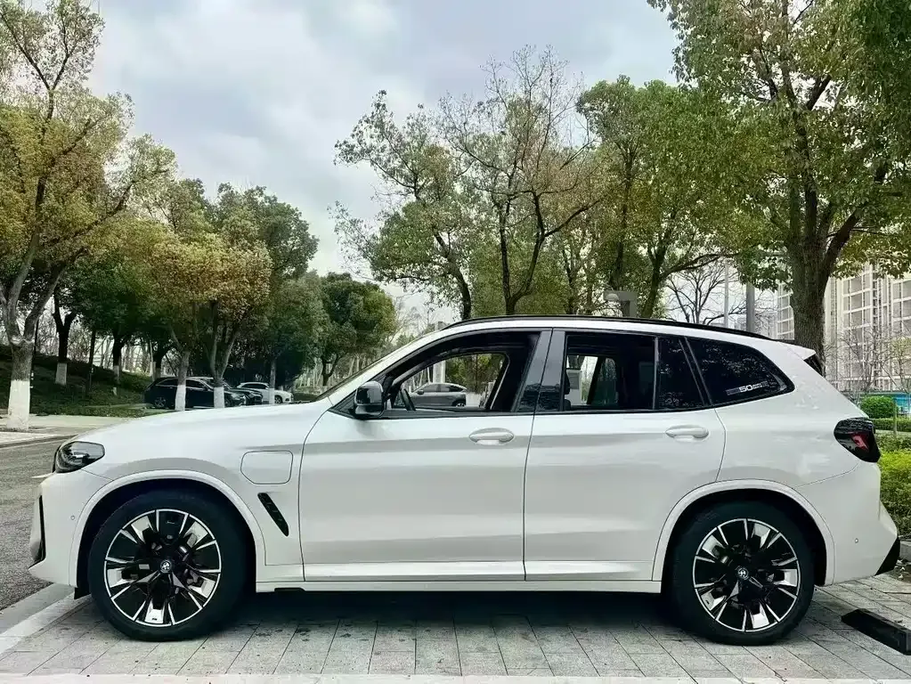 BMW iX3 — фото 10