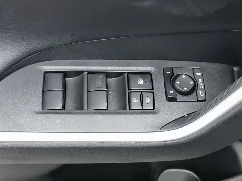 Toyota RAV4 — фото 9