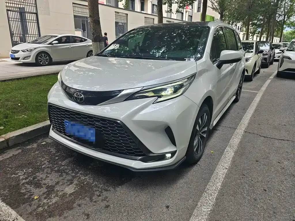 Toyota Granvia — фото 1