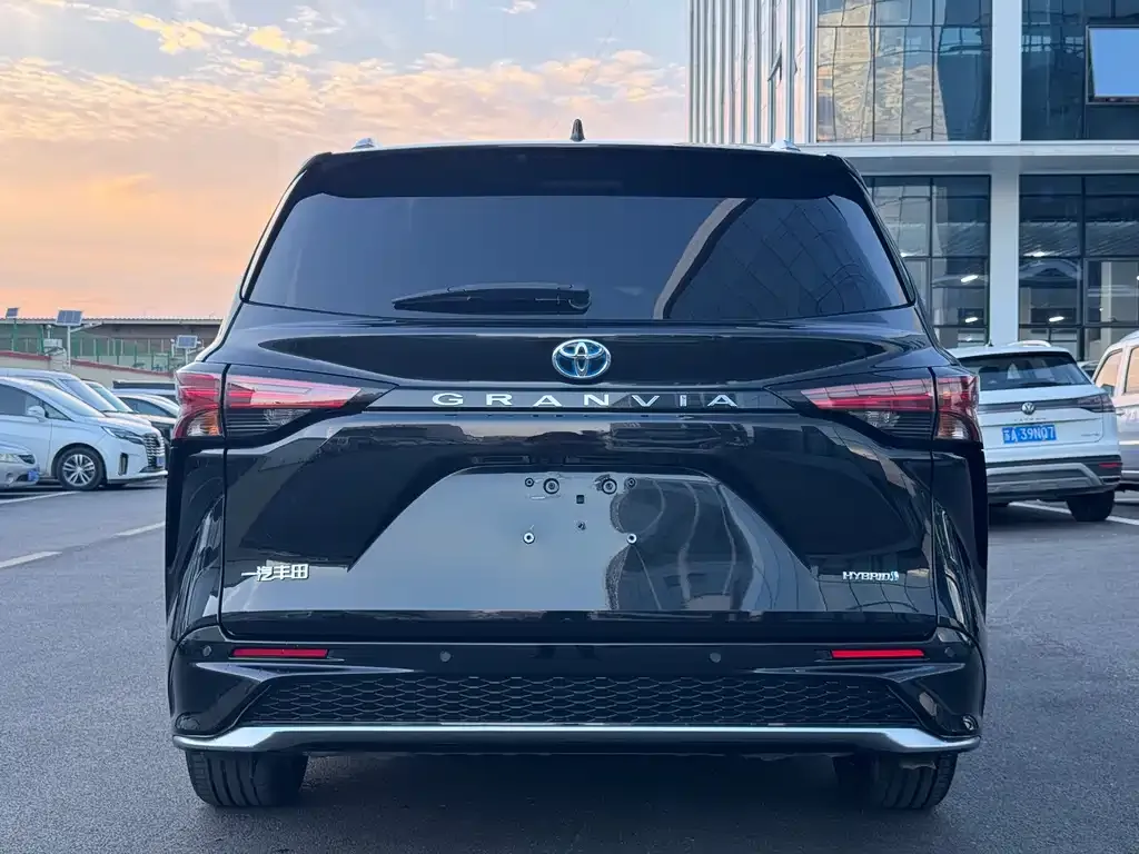 Toyota Granvia — фото 3