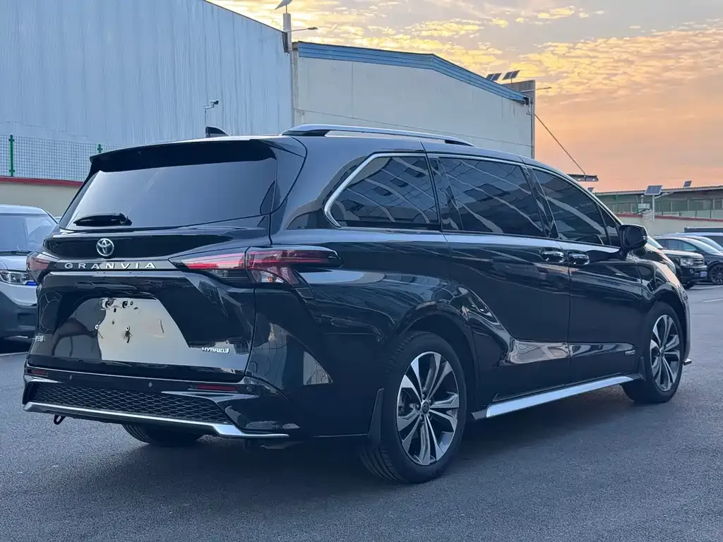 Toyota Granvia — фото 4