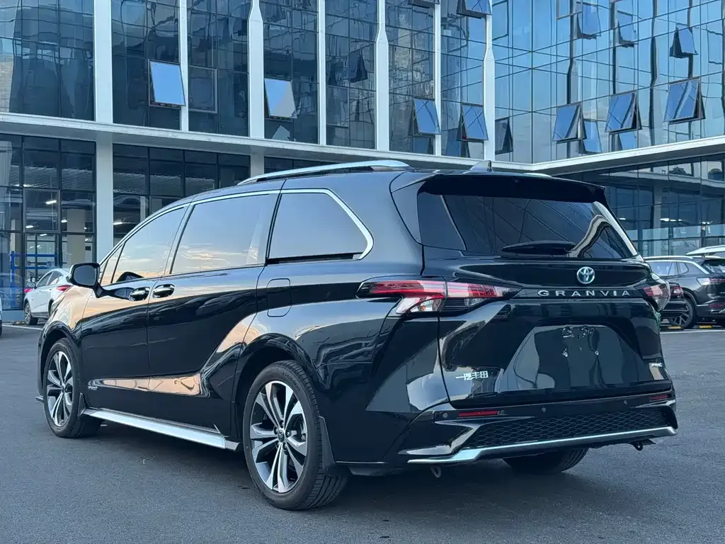 Toyota Granvia — фото 10