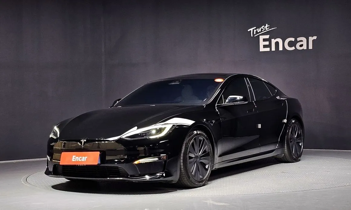 Tesla Model S — фото 1