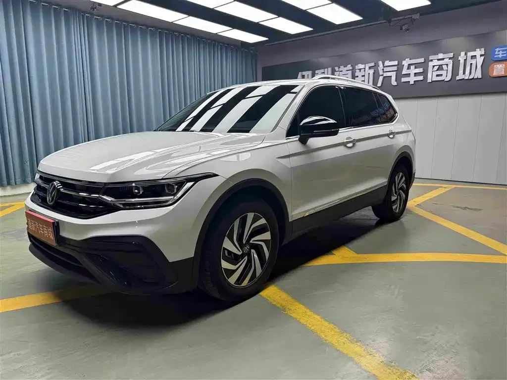 Volkswagen Tiguan L — фото 1
