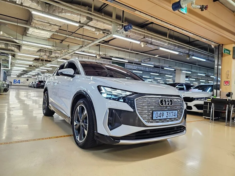 Audi Q4 e-tron — фото 1