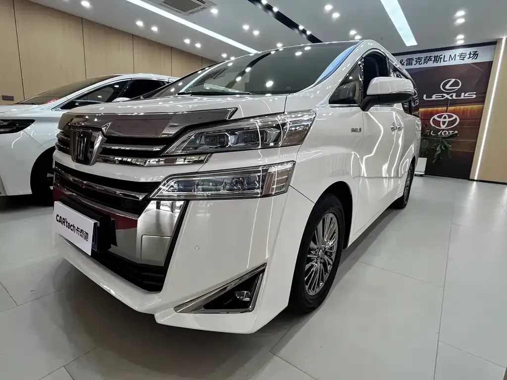 Toyota Vellfire — фото 1