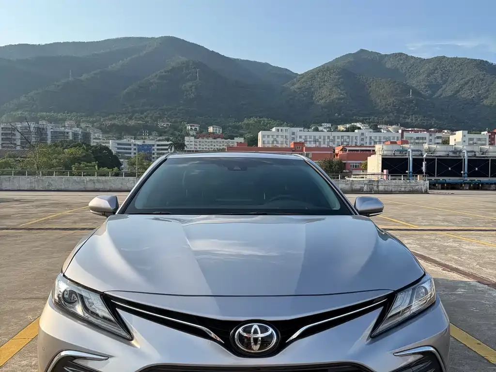 Toyota Camry — фото 1