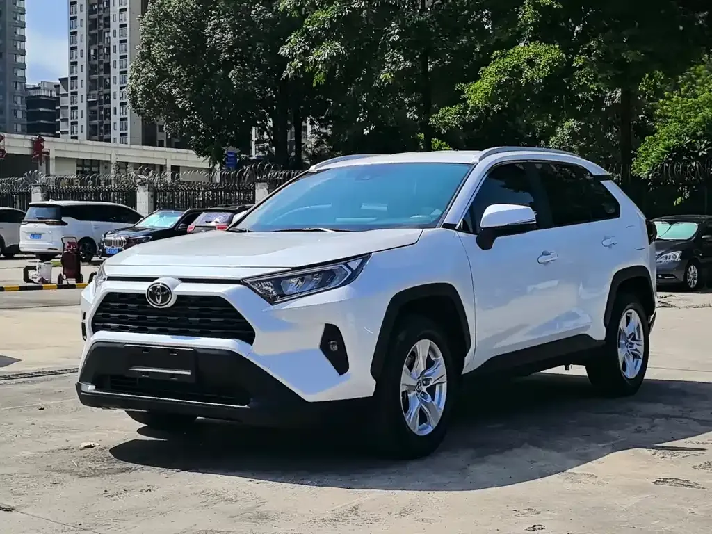 Toyota RAV4 — фото 1