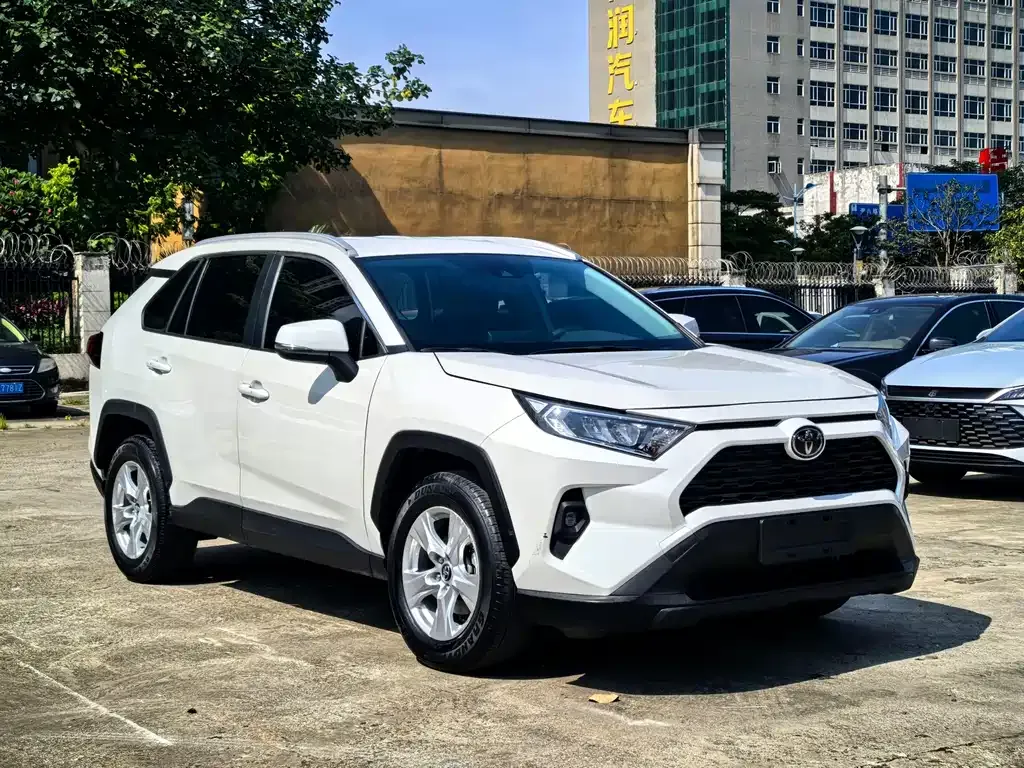 Toyota RAV4 — фото 8