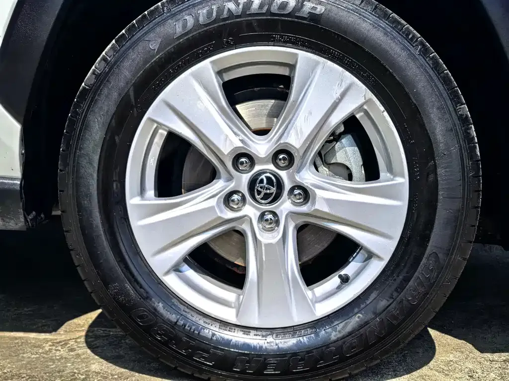 Toyota RAV4 — фото 4