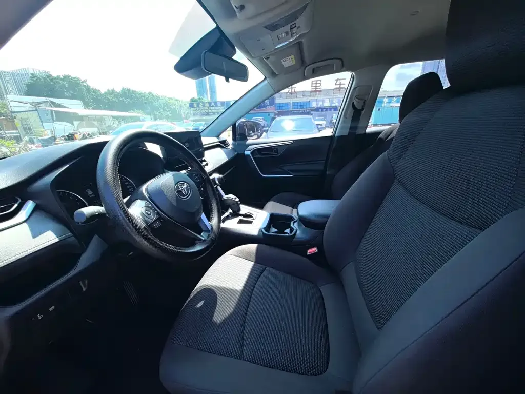 Toyota RAV4 — фото 2
