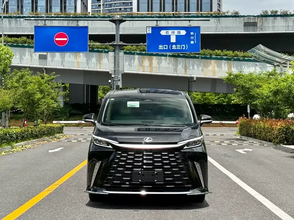 Lexus LM — фото 1