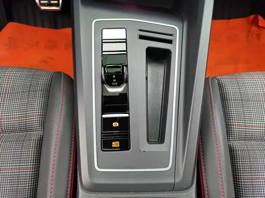 Volkswagen Golf GTI — фото 4