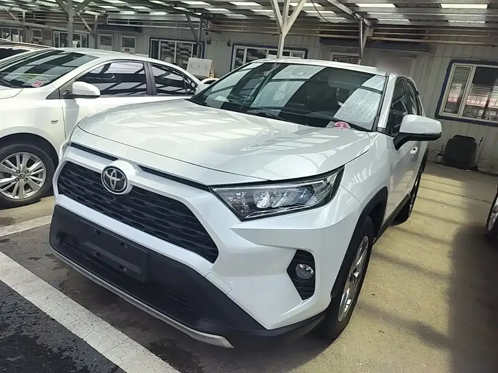 Toyota RAV4 — фото 1
