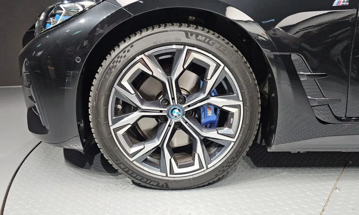 BMW i4 — фото 8