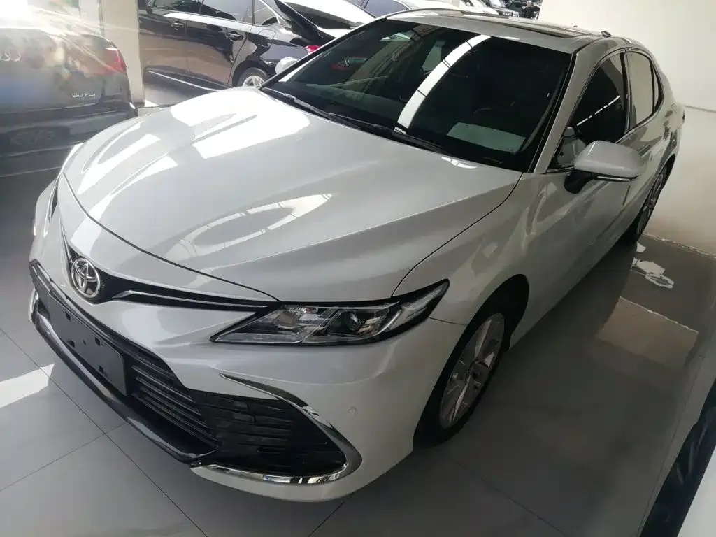 Toyota Camry — фото 1