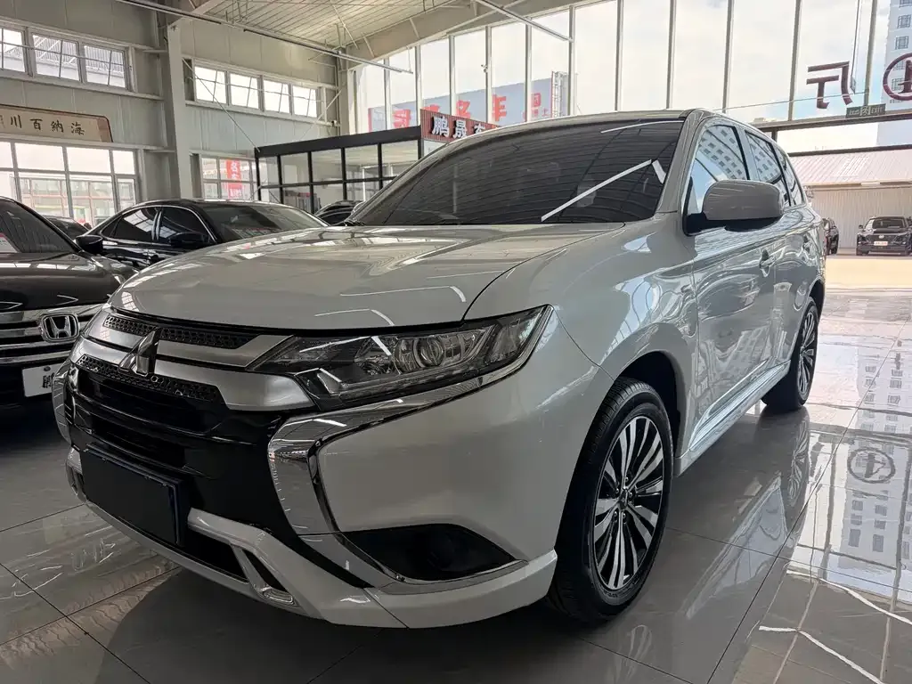 Mitsubishi Outlander — фото 1