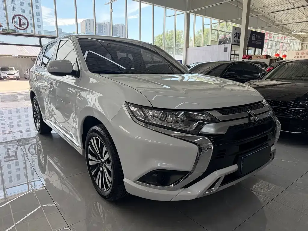 Mitsubishi Outlander — фото 7