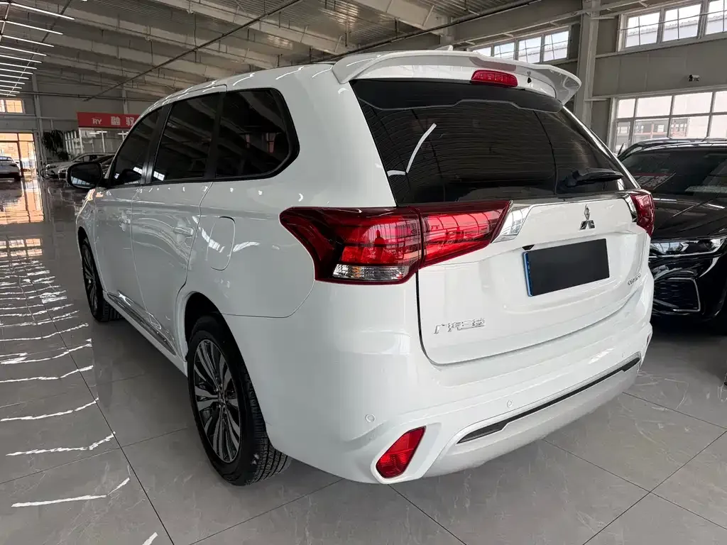 Mitsubishi Outlander — фото 3