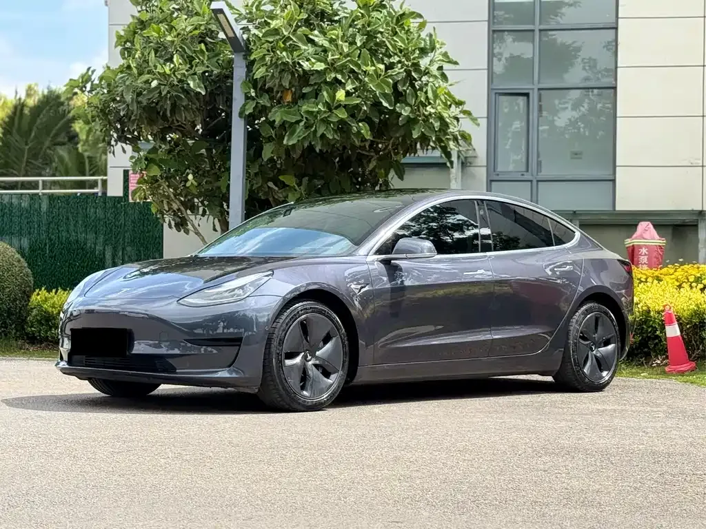 Tesla Model 3 — фото 1
