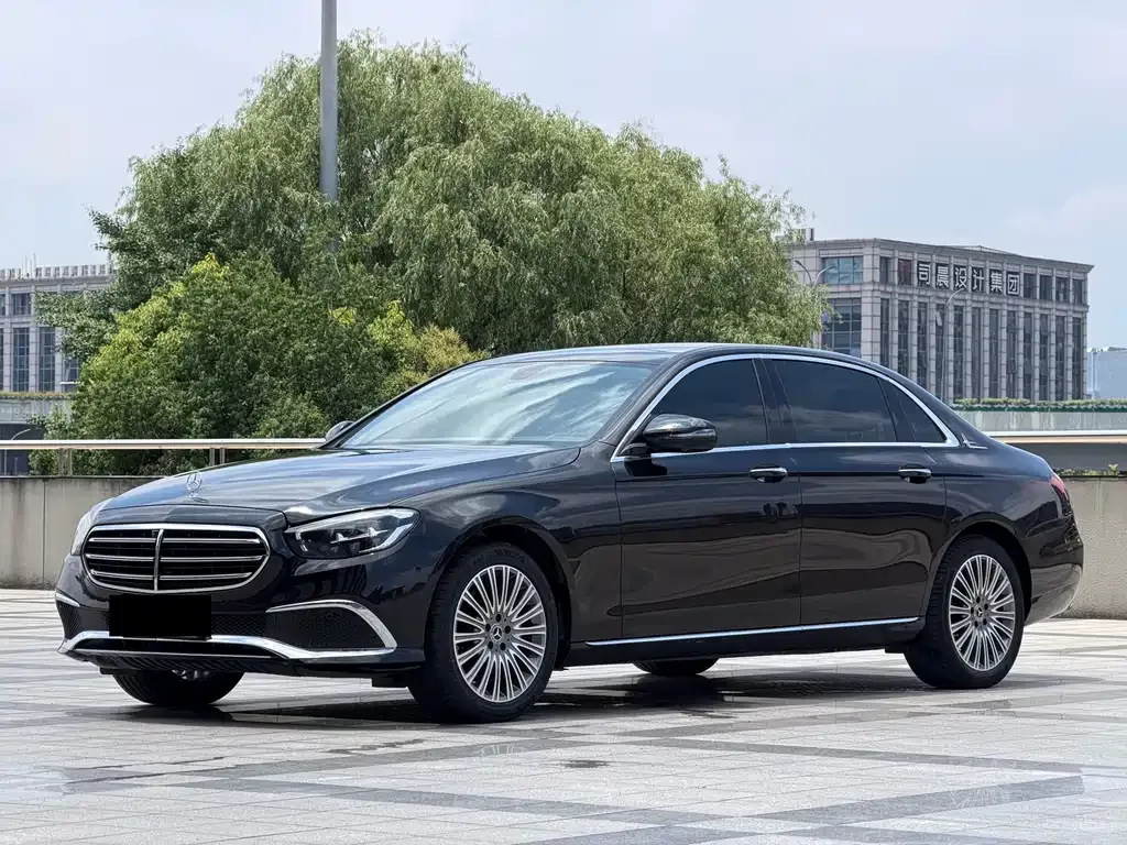Mercedes-Benz E-Class — фото 1
