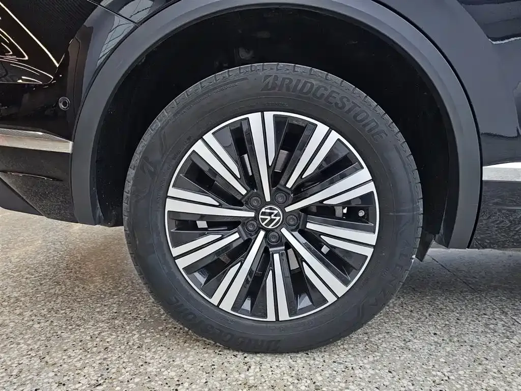 Volkswagen Touareg New Energy — фото 9