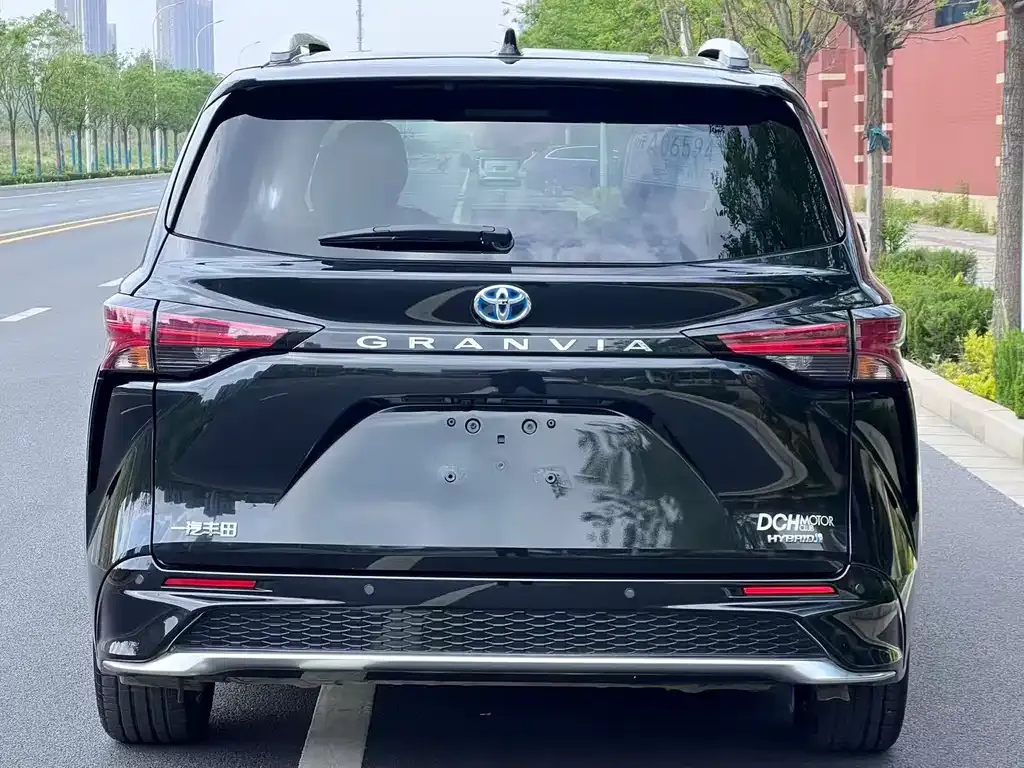 Toyota Granvia — фото 9