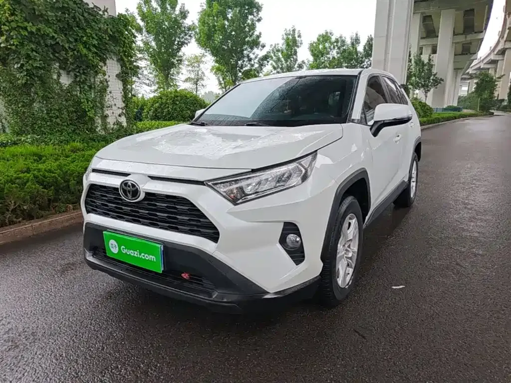 Toyota RAV4 — фото 1
