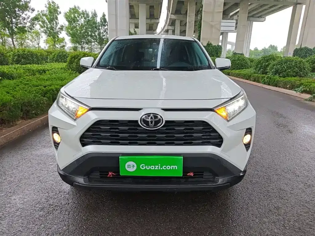 Toyota RAV4 — фото 8