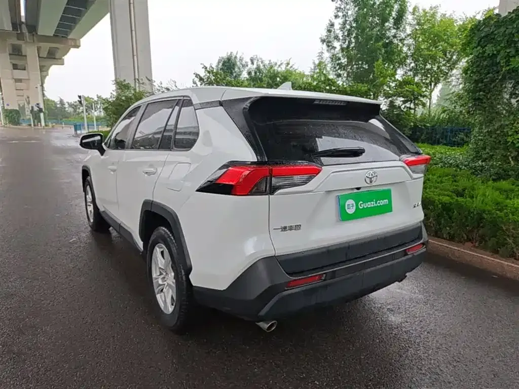 Toyota RAV4 — фото 7