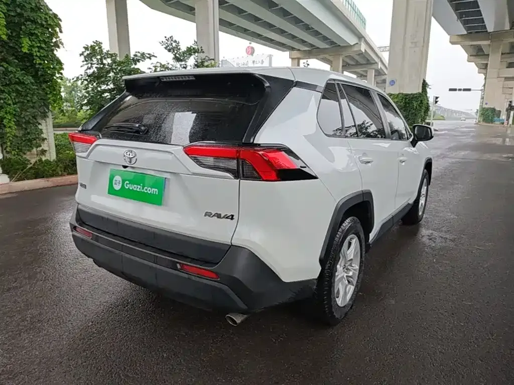 Toyota RAV4 — фото 6