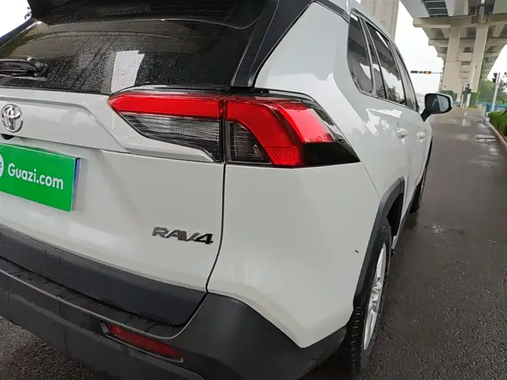 Toyota RAV4 — фото 5