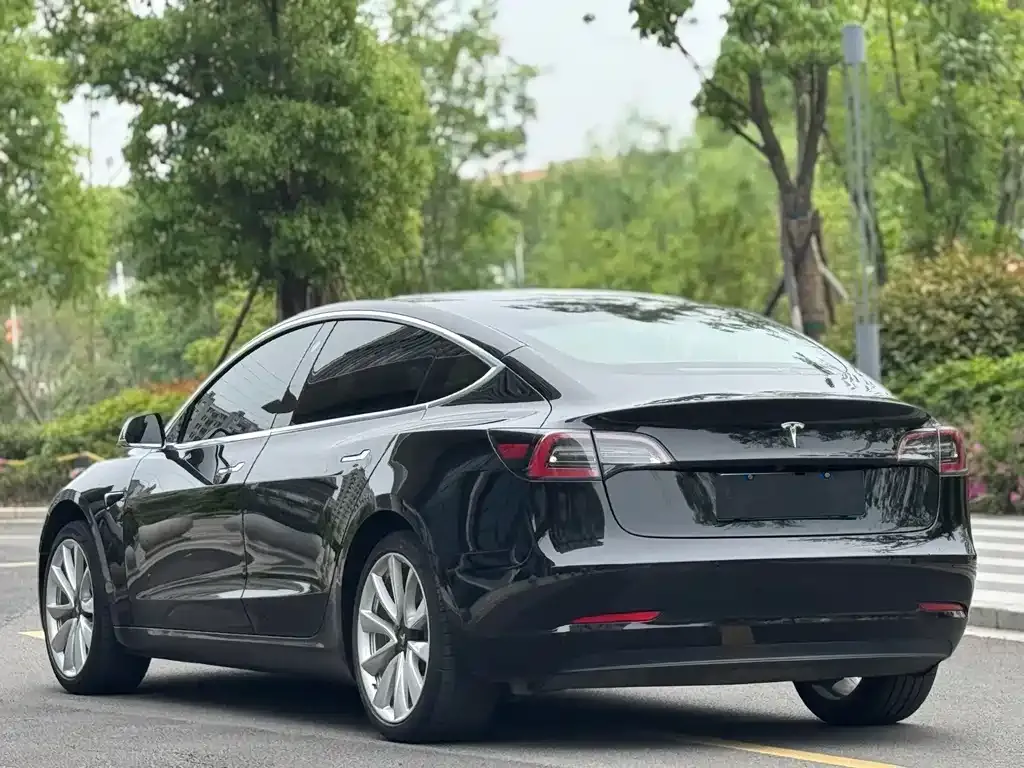 Tesla Model 3 — фото 8