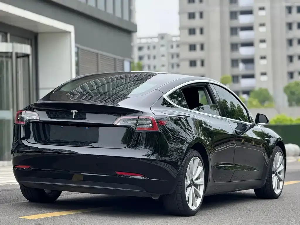 Tesla Model 3 — фото 4