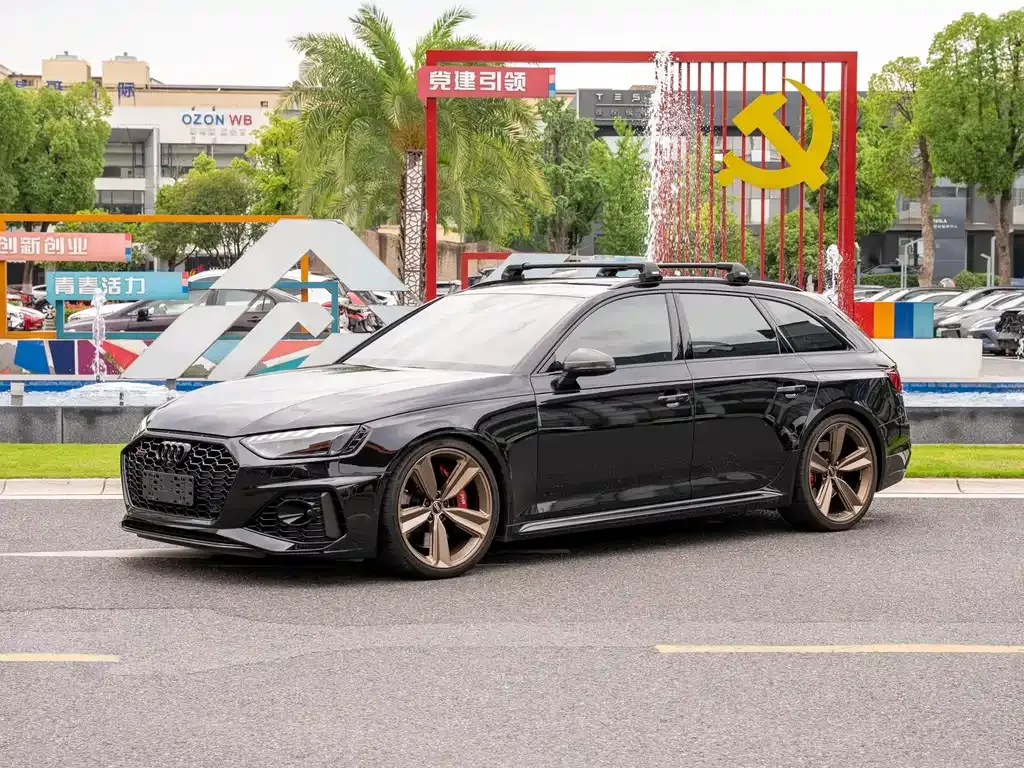 Audi RS 4 — фото 1