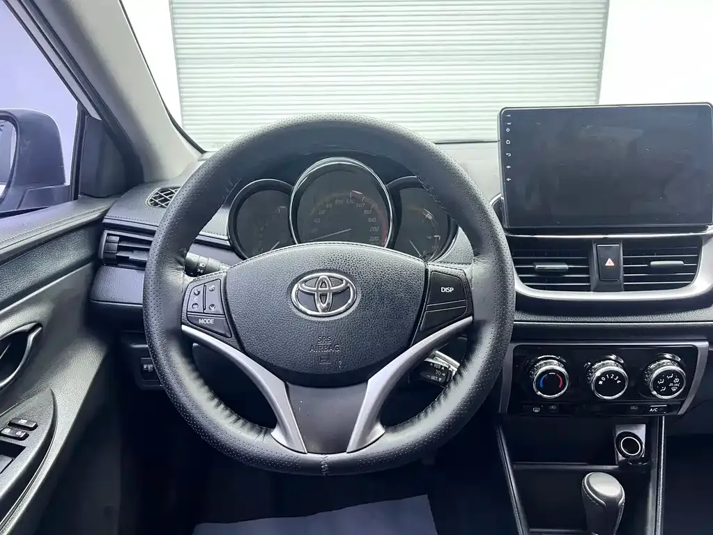Toyota Yaris L — фото 7