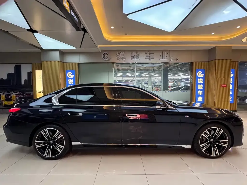 BMW i7 — фото 3