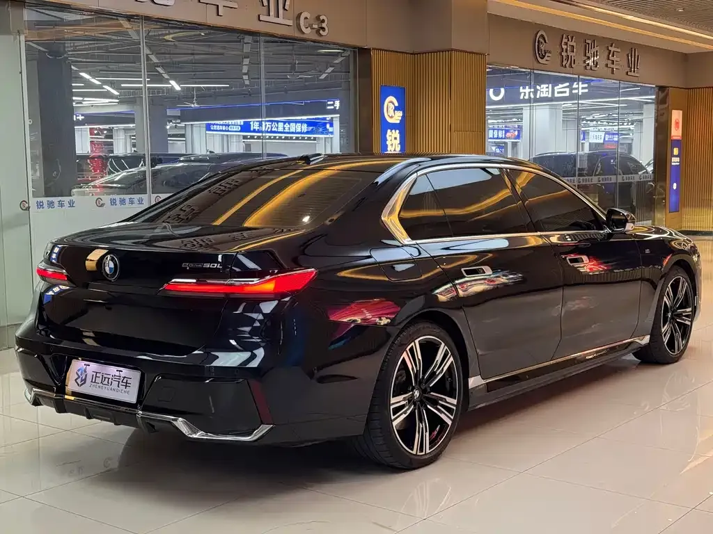 BMW i7 — фото 2