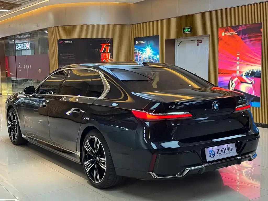 BMW i7 — фото 8