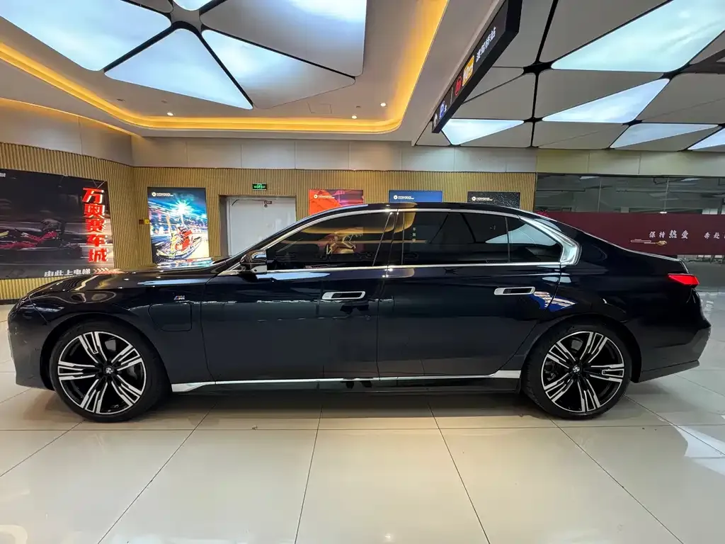 BMW i7 — фото 10