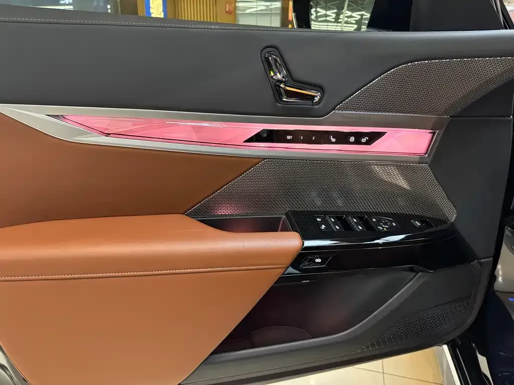 BMW i7 — фото 6