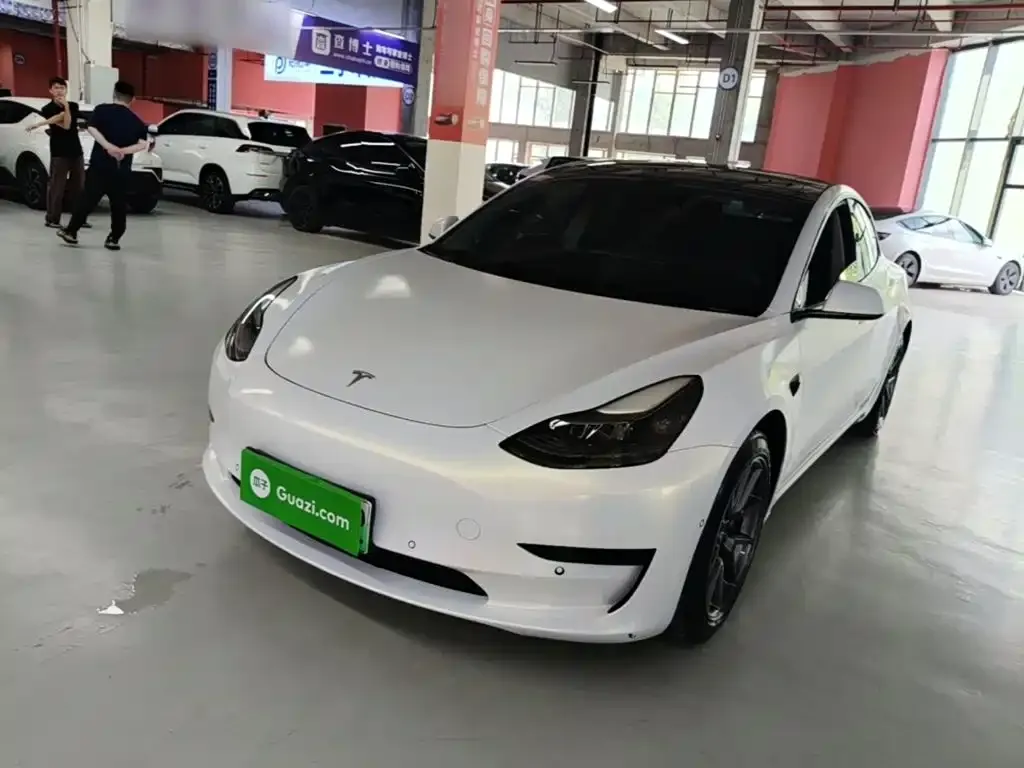 Tesla Model 3 — фото 1