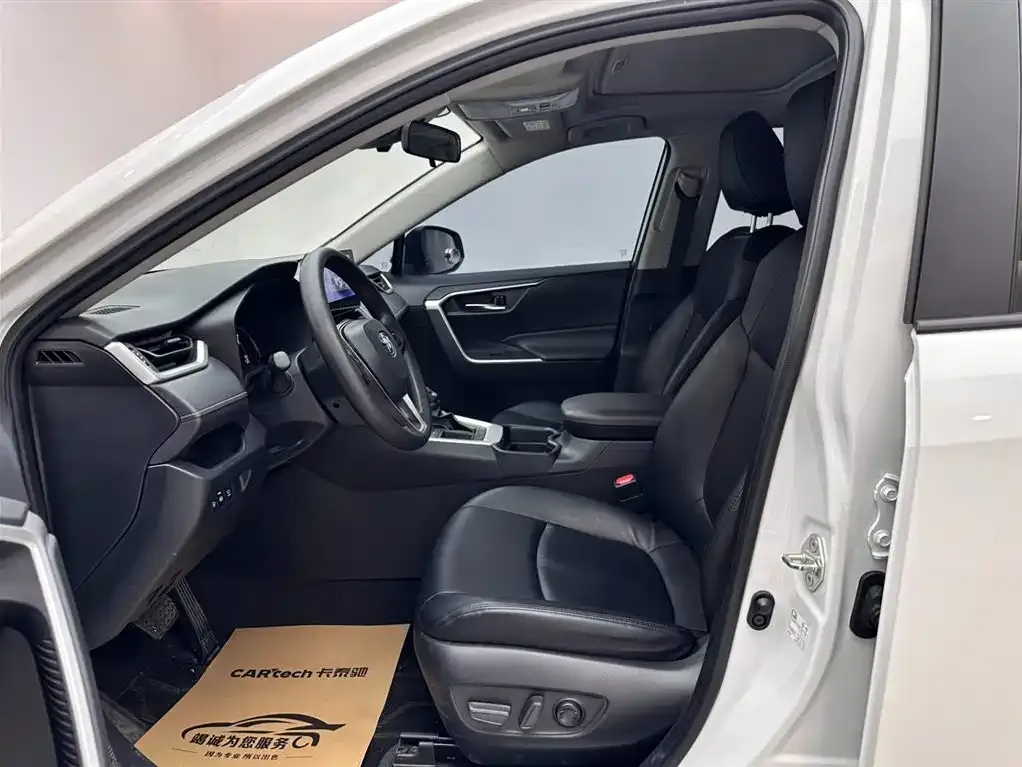 Toyota RAV4 — фото 7