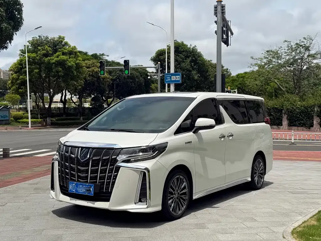 Toyota Alphard — фото 1
