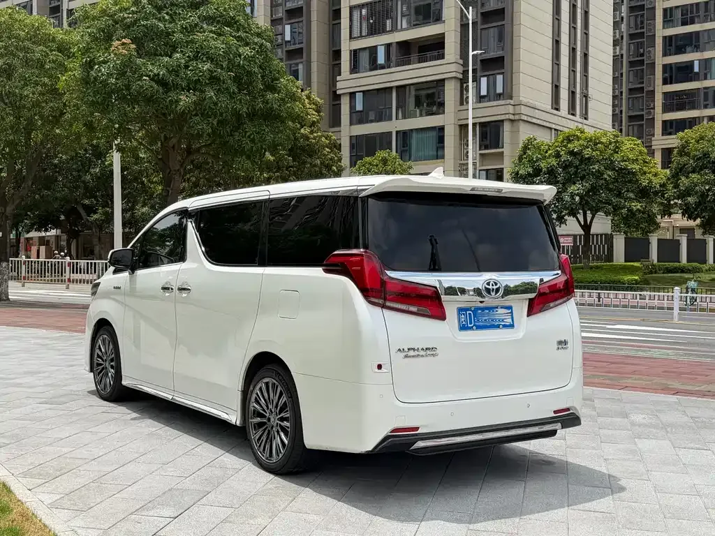 Toyota Alphard — фото 9
