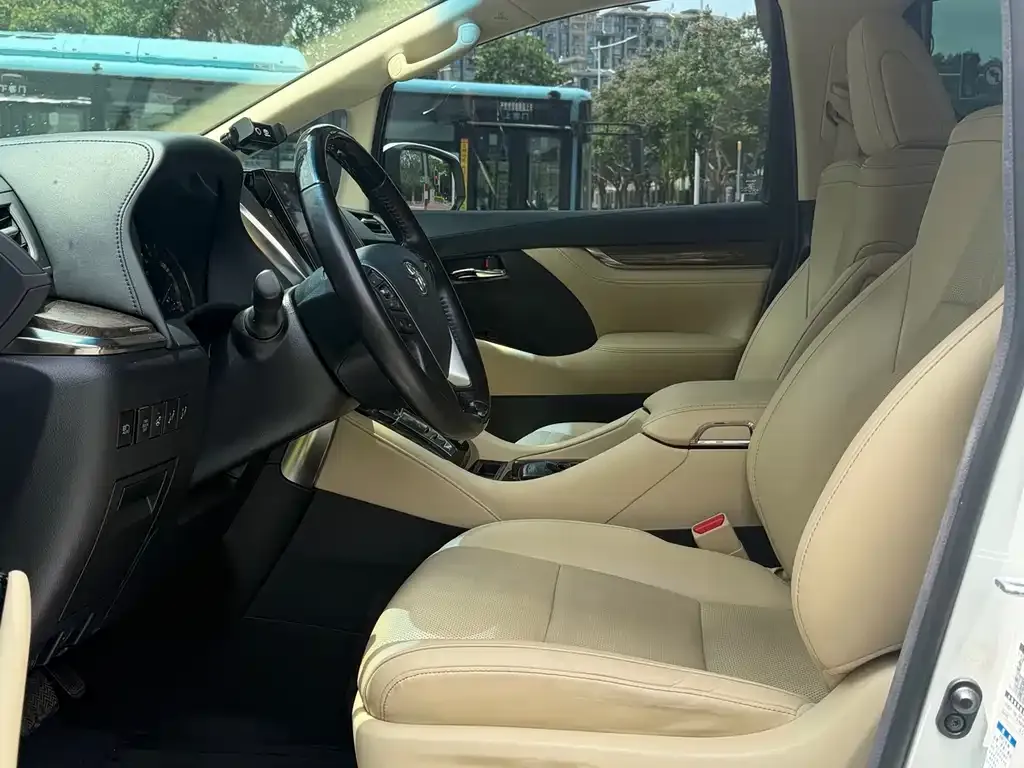 Toyota Alphard — фото 3