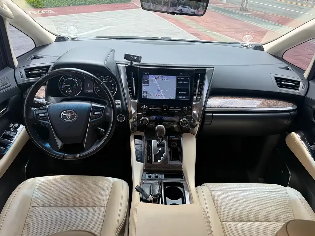 Toyota Alphard — фото 2